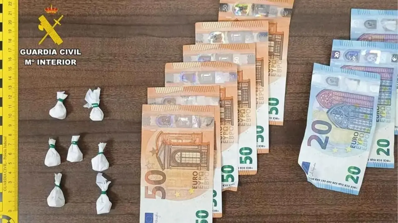 Siete dosis de coca&iacute;na y dinero en efectivo incautado en un control de la Guardia Civil / V&iacute;a Guardia Civil