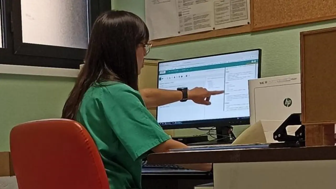 La doctora Sandra Garc&iacute;a, del Servicio de Digestivo del Hospital Cl&iacute;nico de Zaragoza, explica c&oacute;mo funciona SaludGPT. / DGA