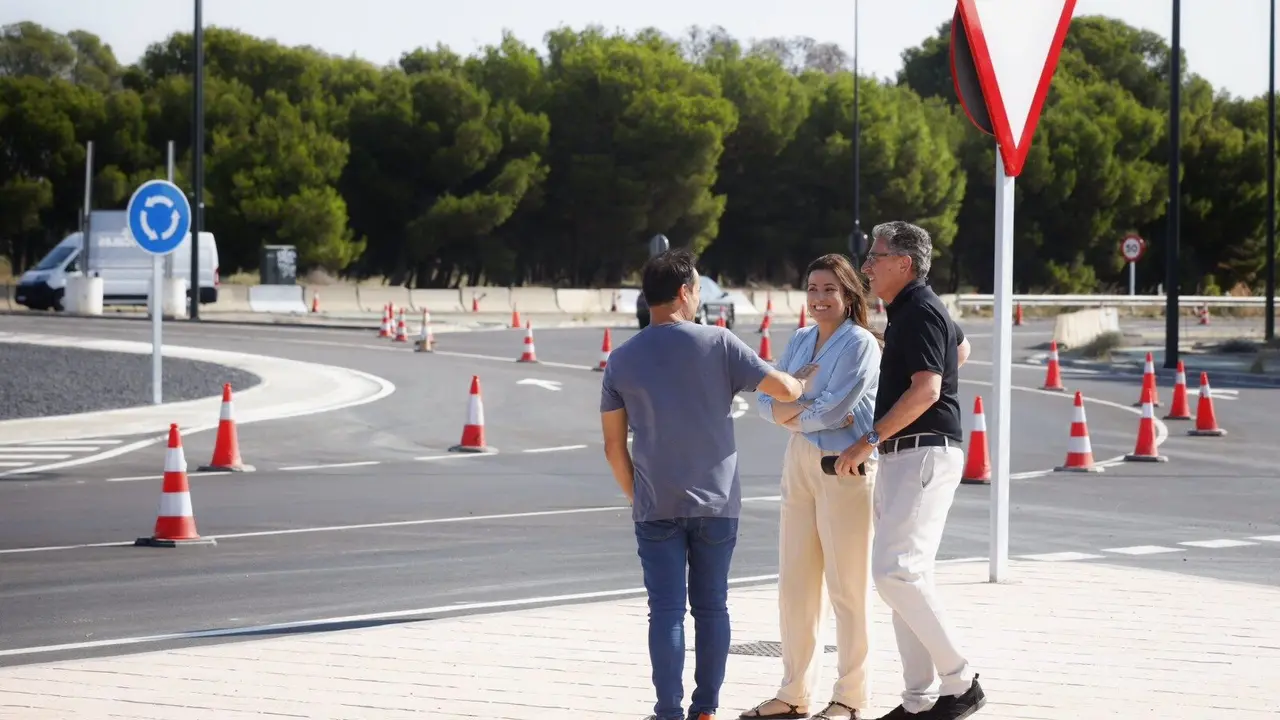 Tatiana Gaudes en la puesta en servicio de la nueva turbo rotonda de Arcosur./ AZ