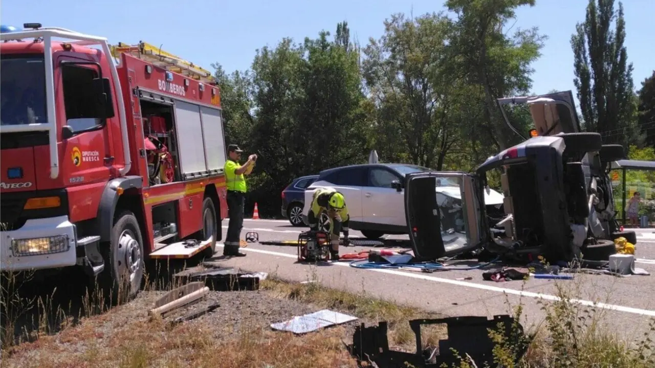 Los bomberos de Huesca han auxiliado a los accidentados.
- DPH.