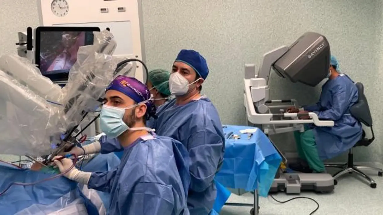 Im&aacute;genes de la primera intervenci&oacute;n de la especialidad de Otorrinolaringolog&ccedil;ia realizada con cirug&iacute;a rob&oacute;tica en el Servet