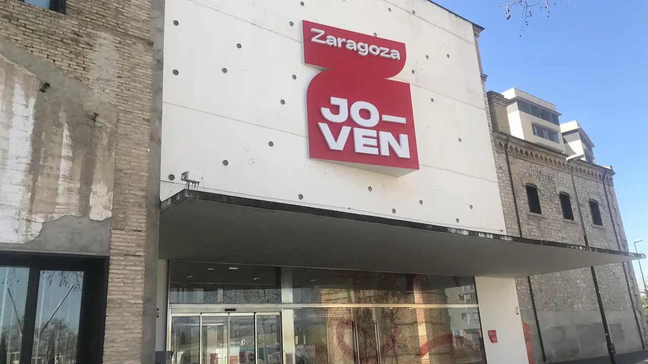 Fachada de La Azucarera con el cartel de Zaragoza Joven. / EP