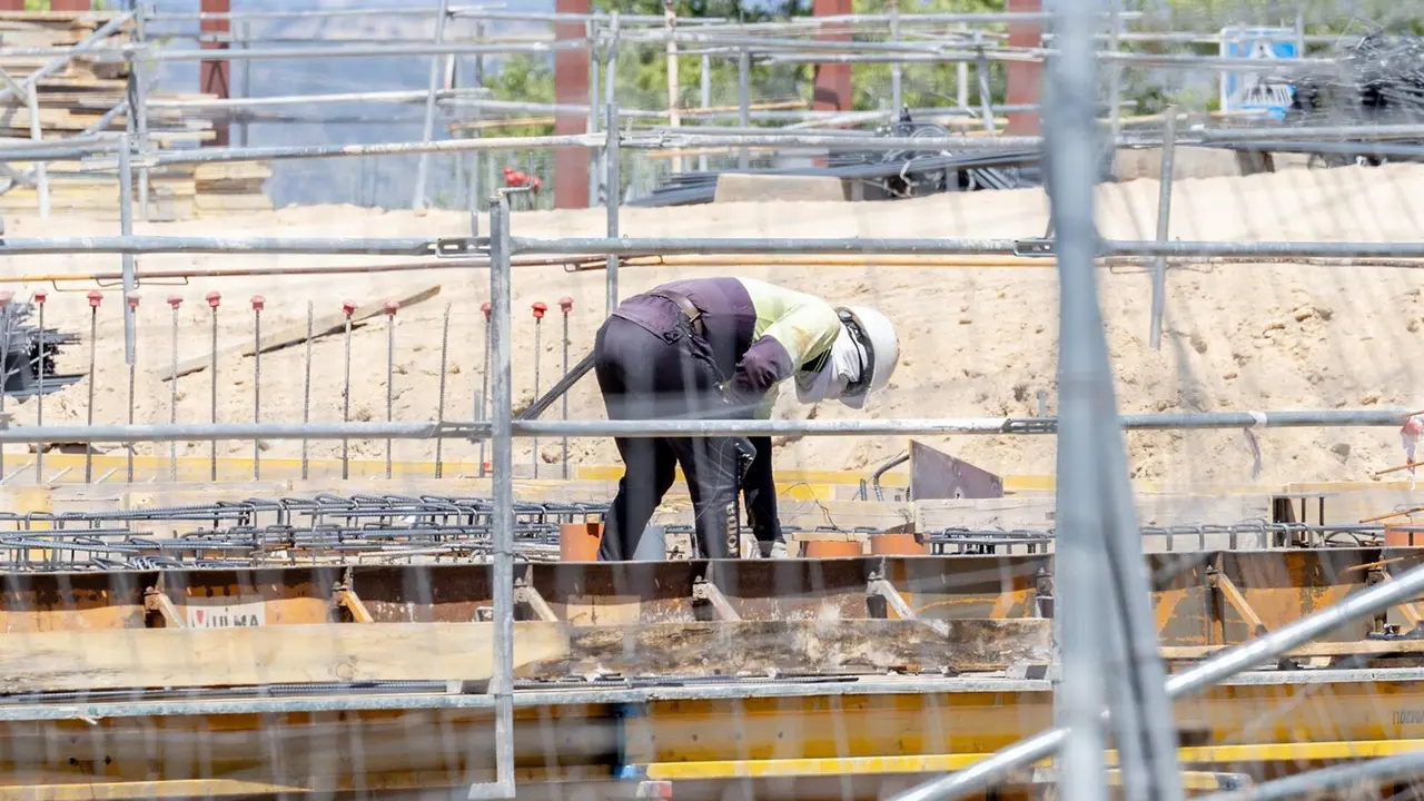 Un obrero trabaja en la construcci&oacute;n de una vivienda nueva / EP