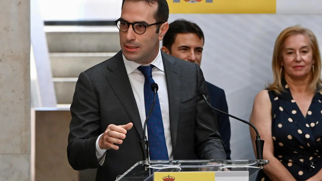 El ministro de Econom&iacute;a, Carlos Cuerpo, durante el acto de toma de posesi&oacute;n del nuevo delegado del Gobierno en Cantabria, Pedro Casares. / EP