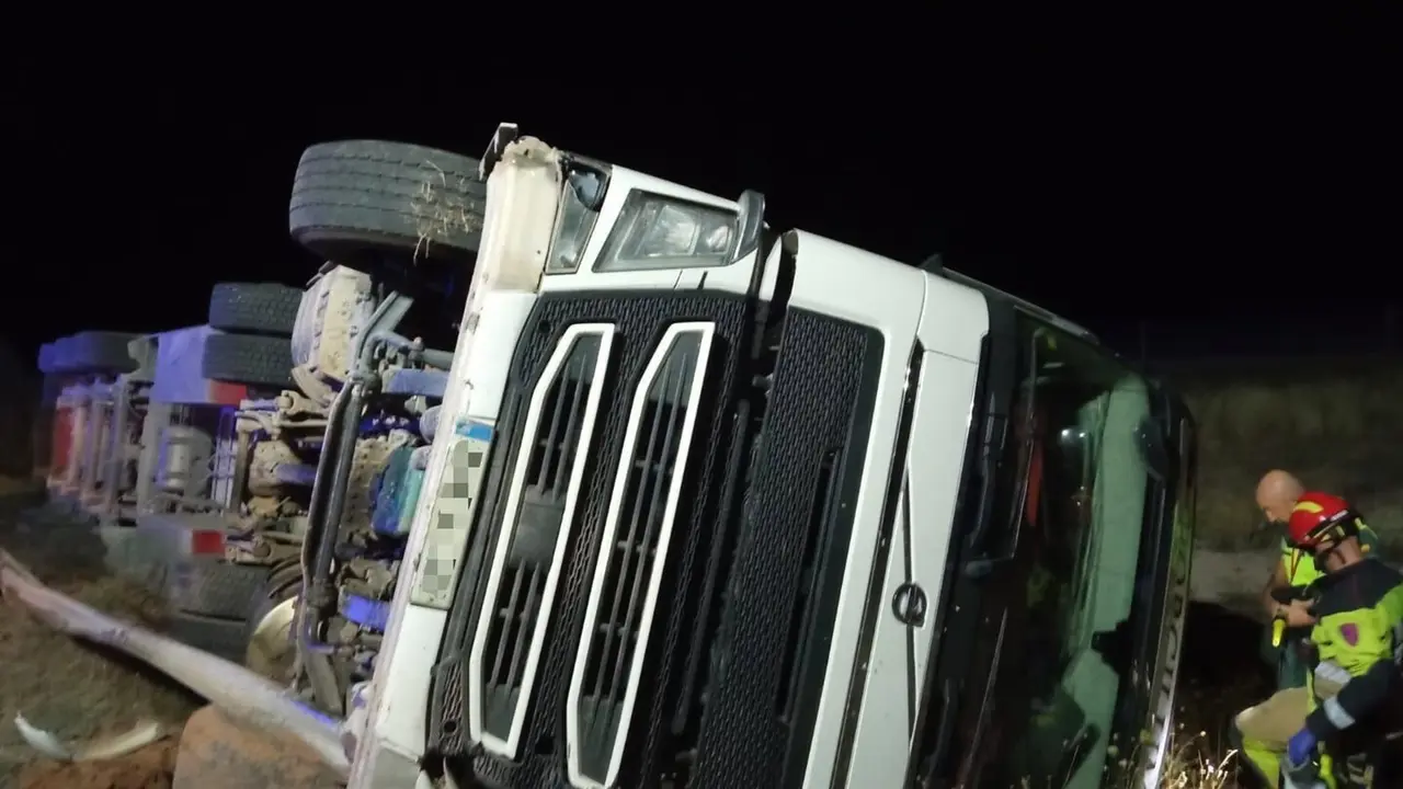Uno de los veh&iacute;culos implicados en el accidente de circulaci&oacute;n. / DPT
