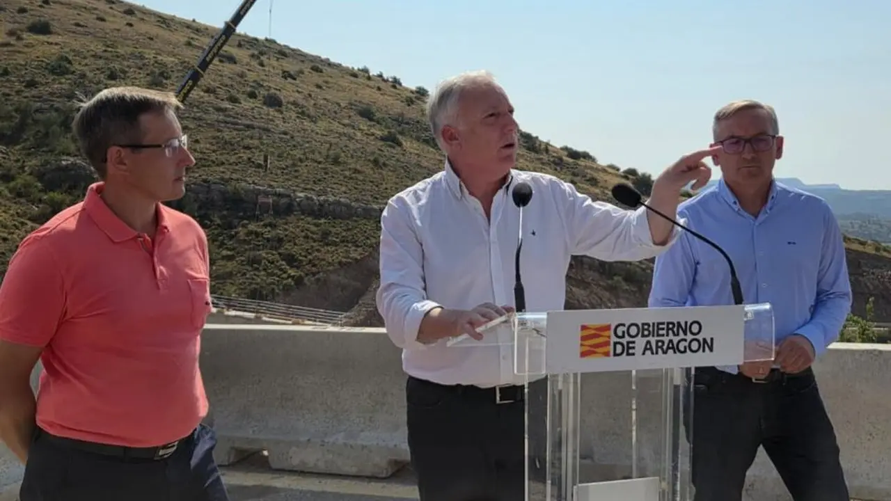 El consejero de Fomento, Vivienda, Log&iacute;stica y Cohesi&oacute;n Territorial del Gobierno de Arag&oacute;n, Octavio L&oacute;pez, en Cedrillas. / DGA