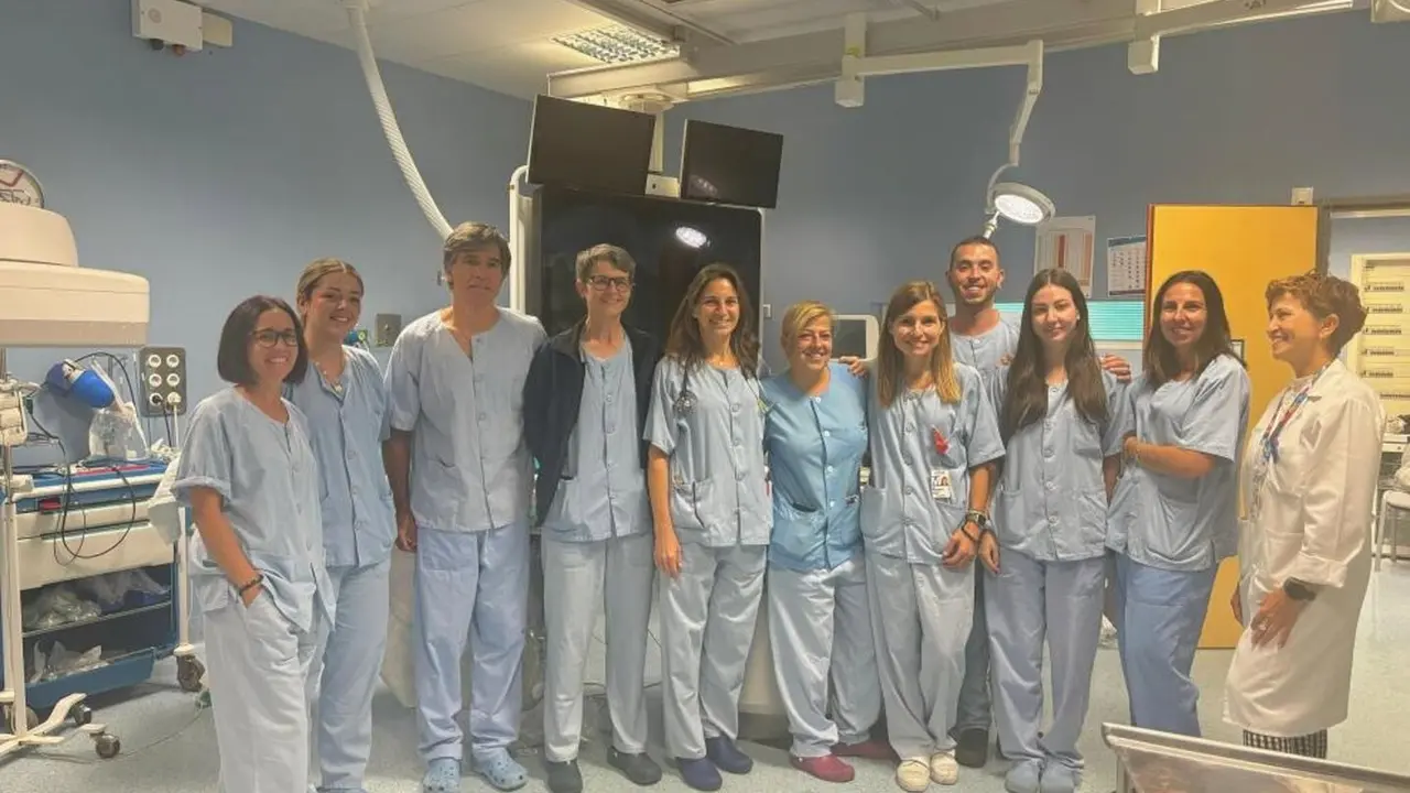 Equipo que ha llevado a cabo con &eacute;xito los primeros implantes percut&aacute;neos de una v&aacute;lvula bicava en Arag&oacute;n. / GOBIERNO DE ARAG&Oacute;N