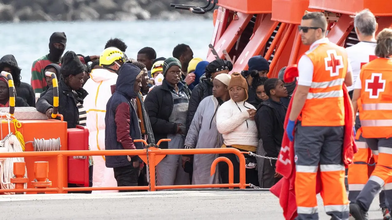 Varios servicios de emergencia atienden a migrantes reci&eacute;n rescatados de un cayuco, en Puerto Naos, a 4 de enero de 2025, en Arrecife, Lanzarote, Canarias (Espa&ntilde;a). / EP
