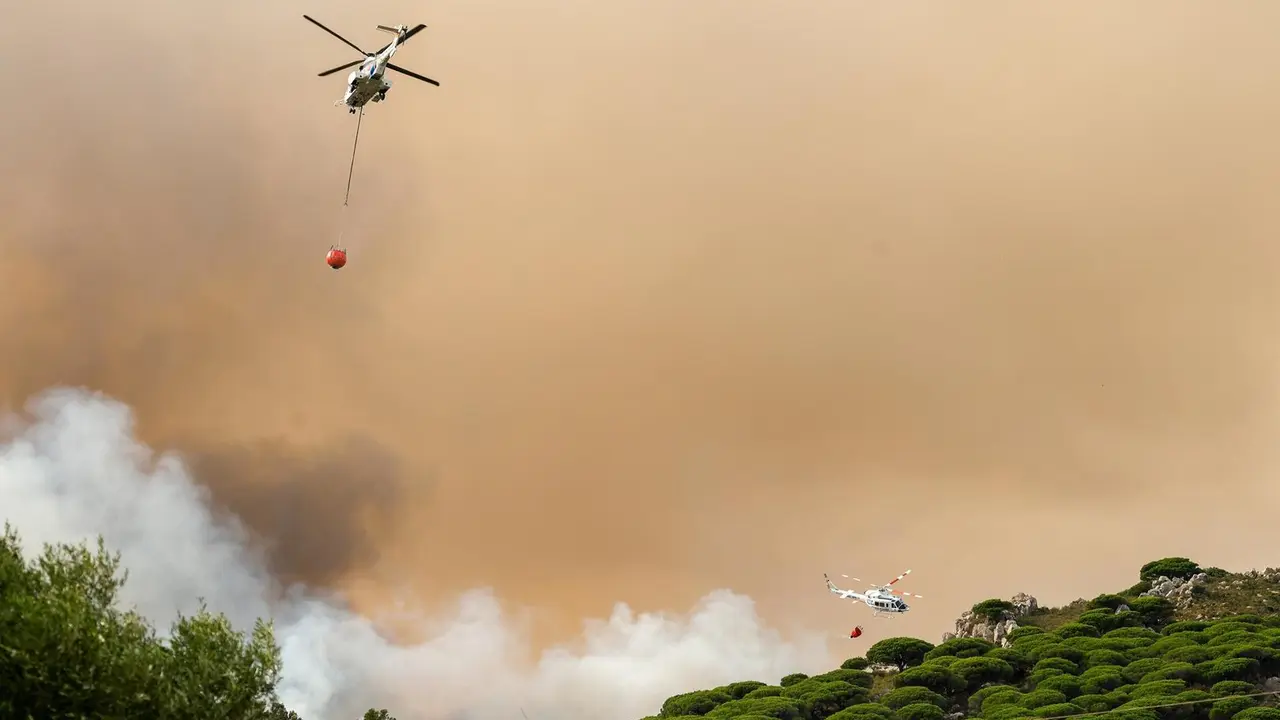 Aeronaves en el incendio del paraje La Pe&ntilde;a, en Tarifa (C&aacute;diz)