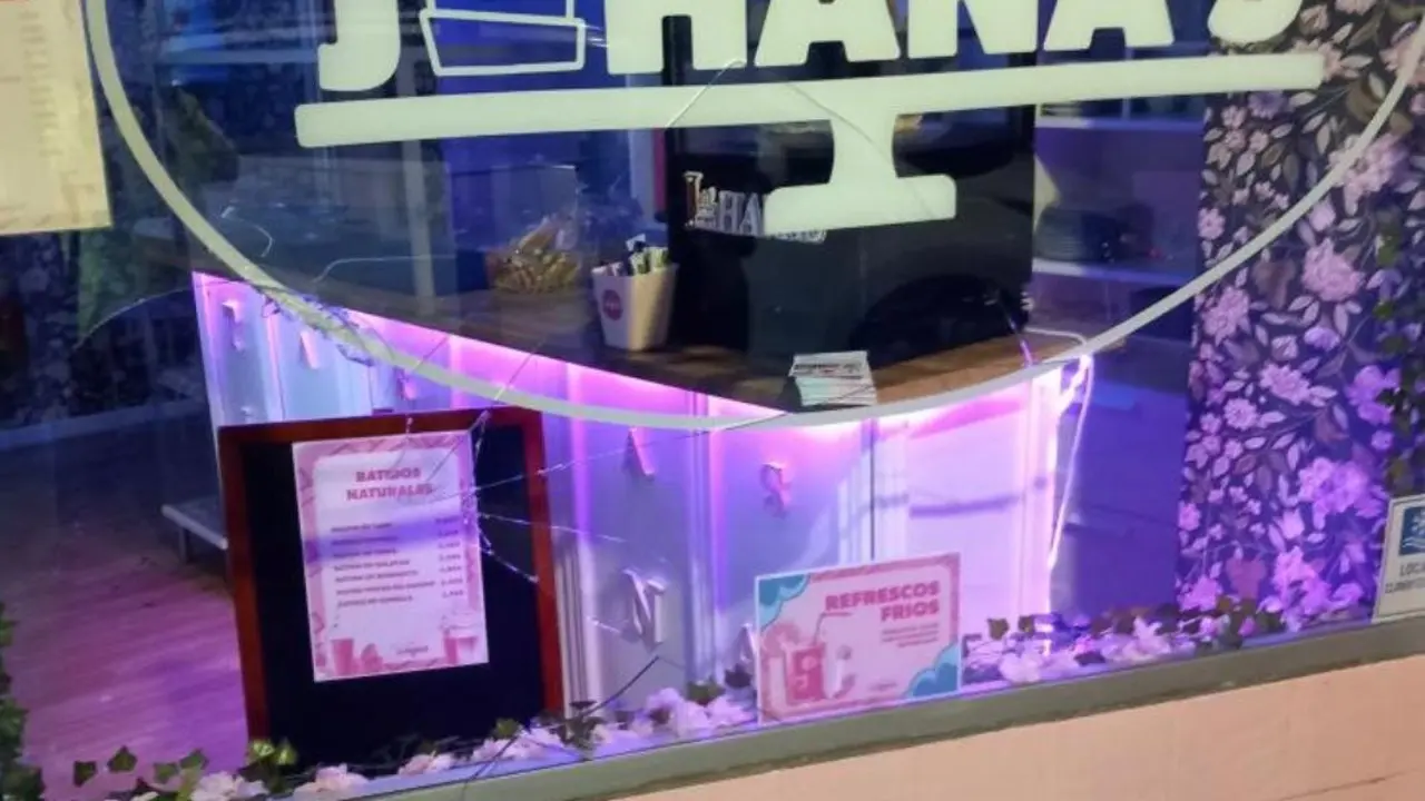 Imagen del escaparate de la tienda tras el destrozo cometido en el intento de robo /Cedida a H.A.