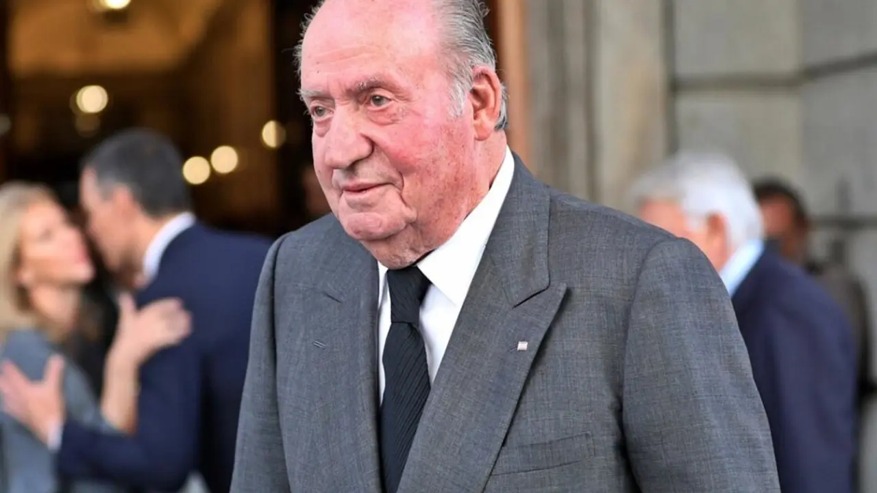 El rey Juan Carlos le comunica a su hijo la intenci&oacute;n de volver a Espa&ntilde;a