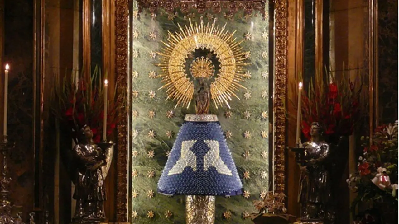 La Virgen del Pilar luce un manto de origami en conmemoraci&oacute;n del aniversario del lanzamiento de la bomba at&oacute;mica en Hiroshima. / ZARAGOZA TURISMO