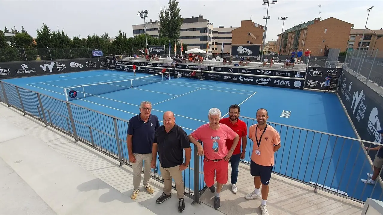 Visita del presidente de la Comarca de Cinco Villas, Santos Navarro, al Torneo Internacional de Tenis de Tauste. / COMARCA DE CINCO VILLAS