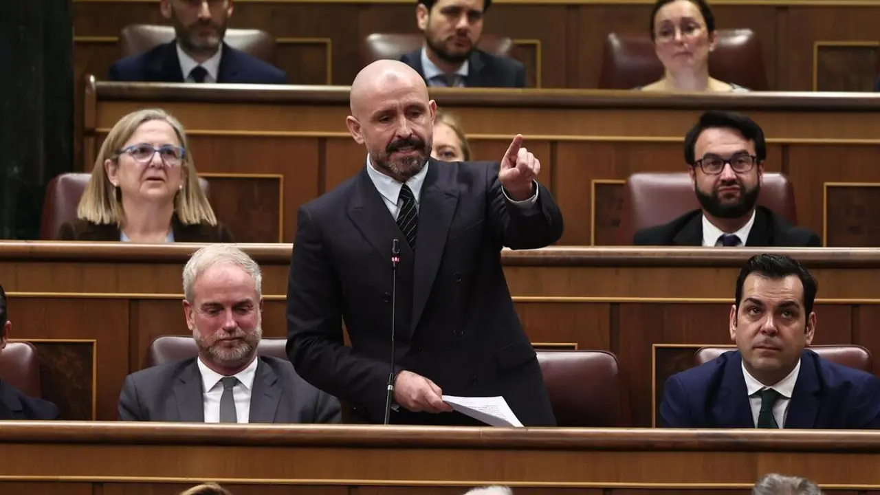 El diputado del PP Jaime de los Santos interviene durante una sesi&oacute;n de control al Gobierno, en el Congreso de los Diputados