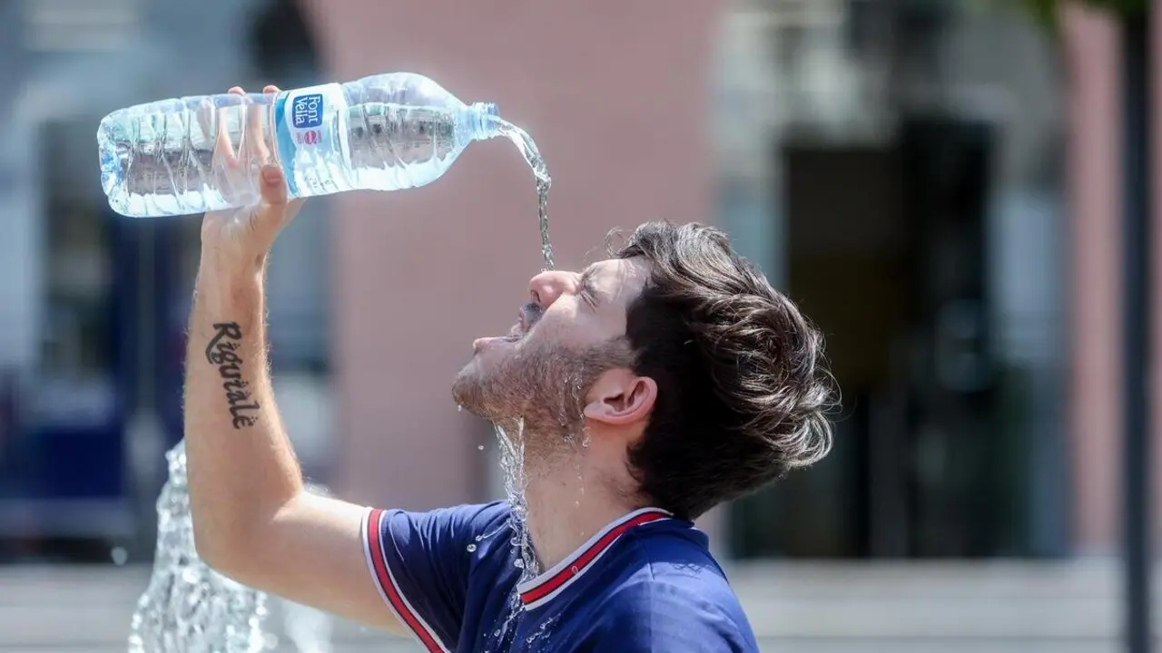 Imagen de archivo de un joven que se tira una botella de agua por encima para combatir el calor / Europa Press