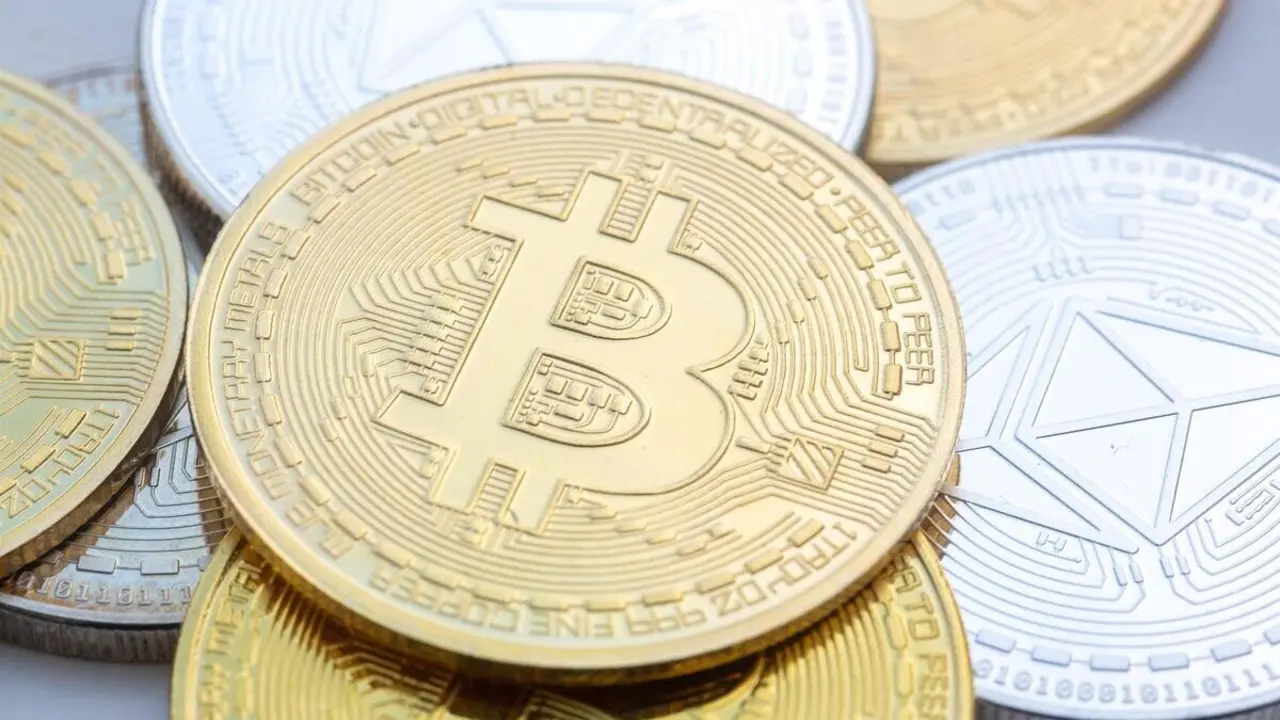 Archivo - FILED - 10 November 2023, Berlin: Bitcoin (C) and Ethereum coins are arranged on a table. Photo: Fernando Gutierrez-Juarez/dpa
- Fernando Gutierrez-Juarez/dpa - Archivo