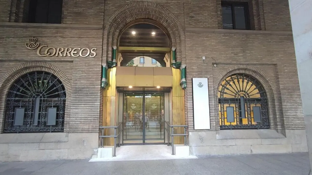 Sede central de Correos en Zaragoza.
- CORREOS