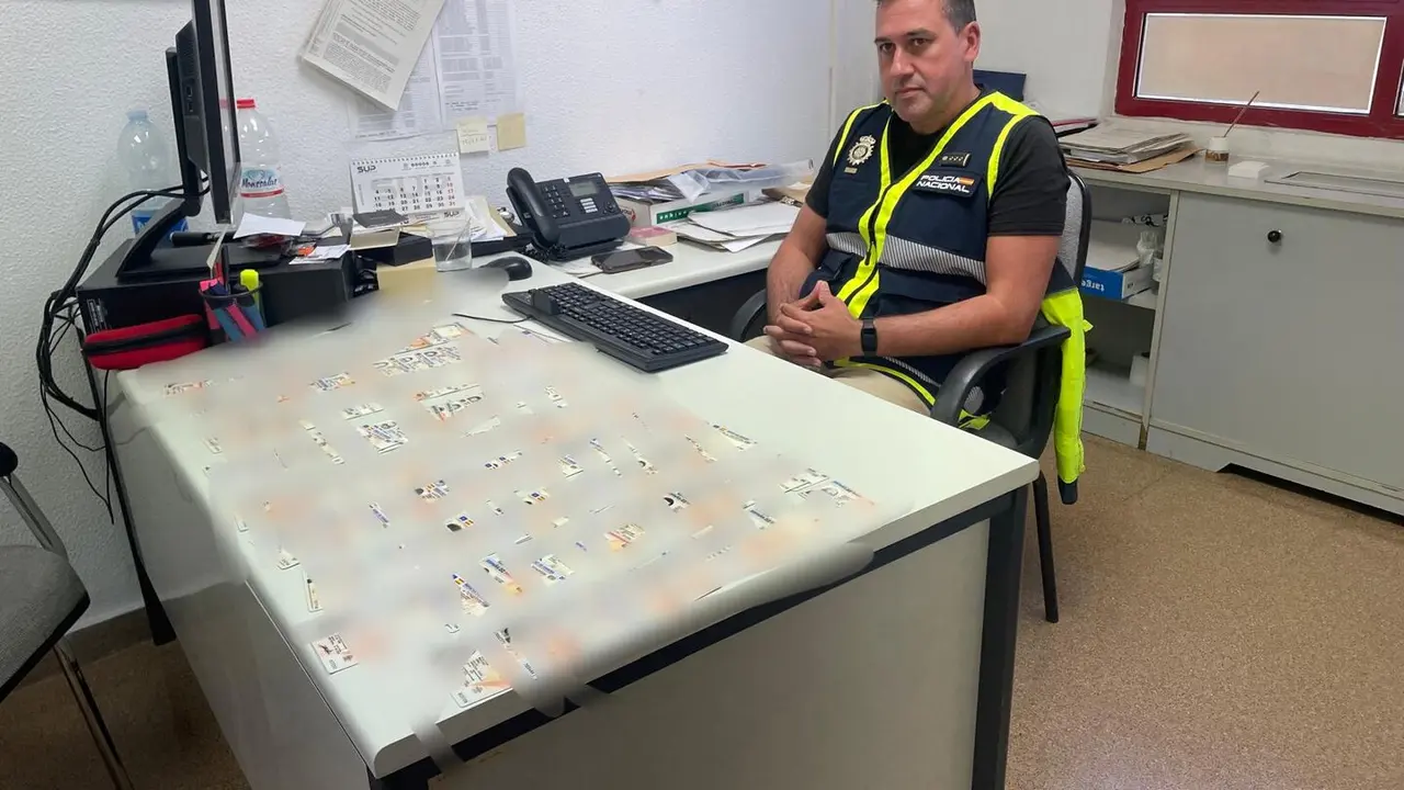 Imagen del Inspector Gonzalo de Miguel en su despacho con decenas de DNI's en su mesa recuperados en la &uacute;ltima operaci&oacute;n/H.A.