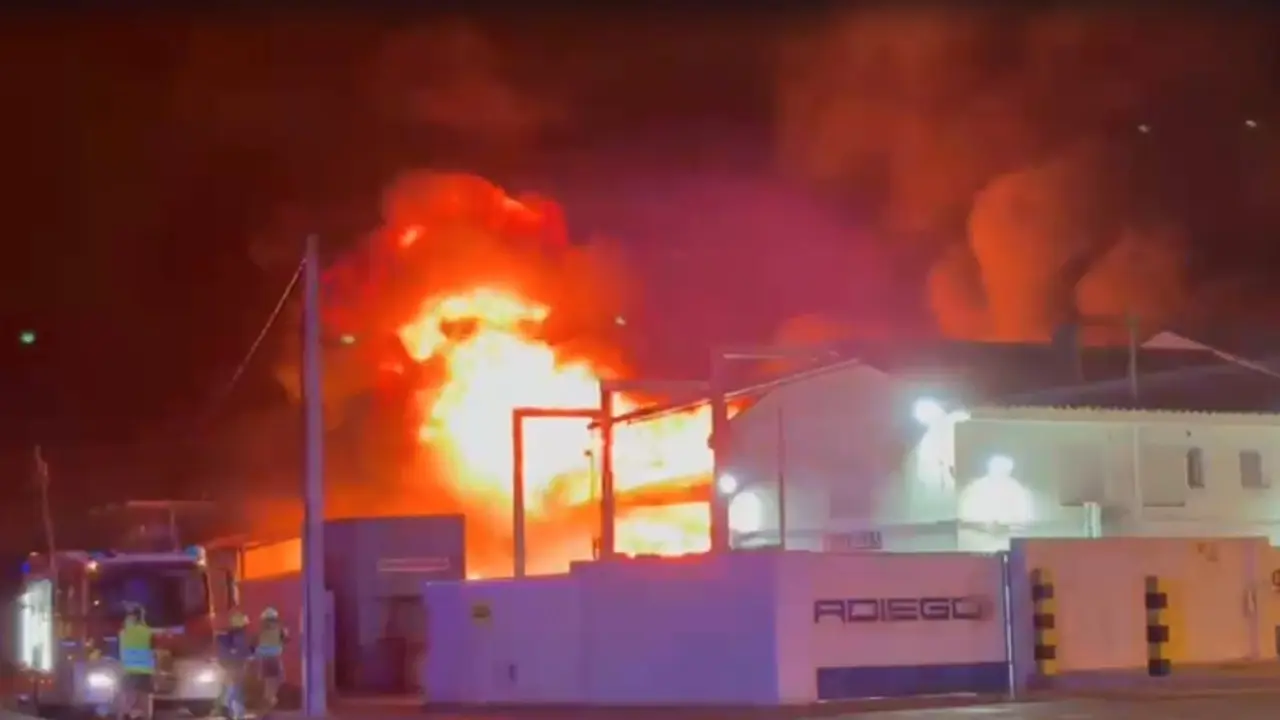 Incendio en una nave de La Cartuja Baja (Zaragoza). / AYUNTAMIENTO DE ZARAGOZA