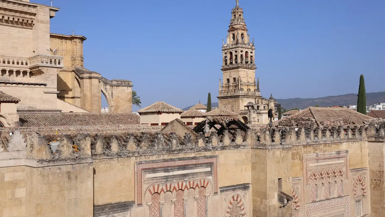 Imagen de este s&aacute;bado de la zona afectada por el incendio que sufri&oacute; la noche del viernes una capilla de la Mezquita-Catedral. / EP