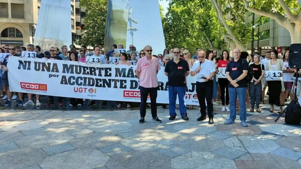 Concentraci&oacute;n de los sindicatos mayoritarios tras la &uacute;ltima v&iacute;ctima mortal en el trabajo. - CCOO ARAG&Oacute;N