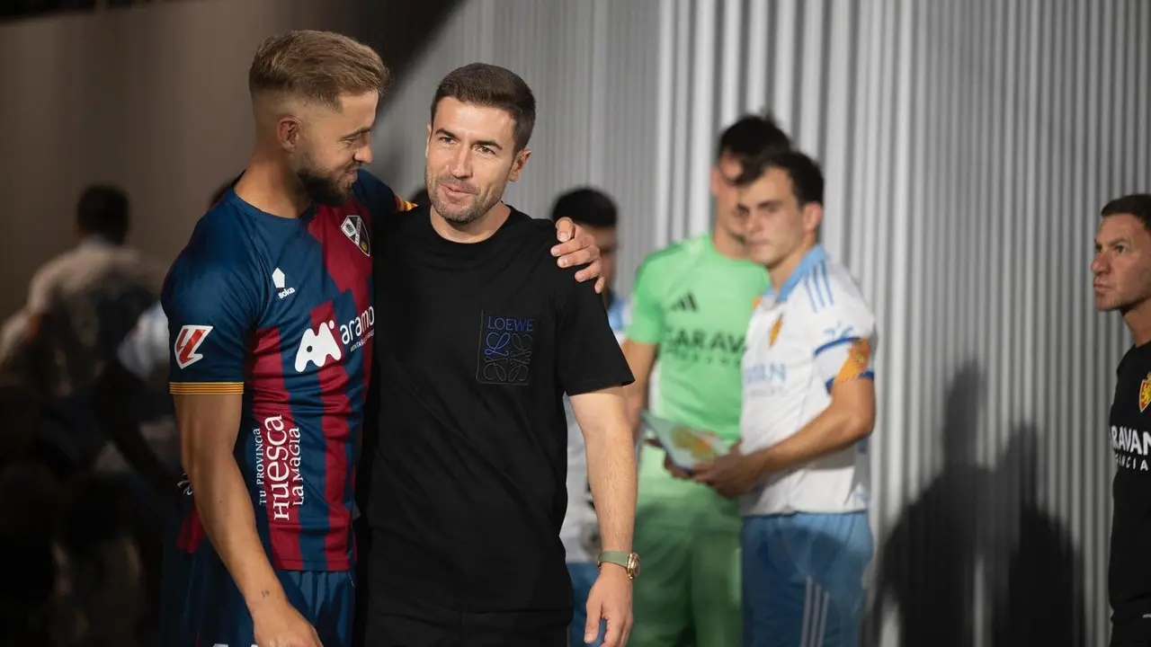 Gabi Fern&aacute;ndez junto a Pulido, capit&aacute;n del Huesca / Marcos Cebri&aacute;n