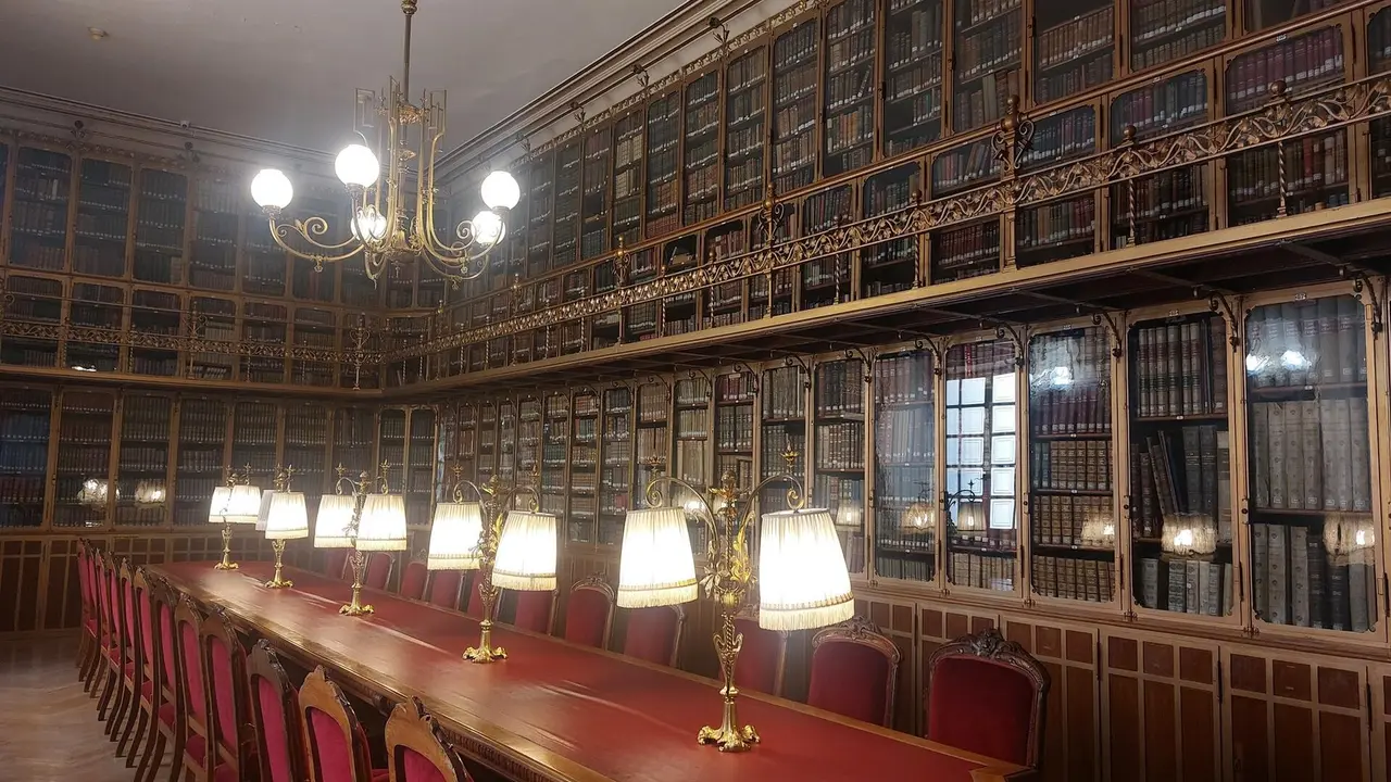 Biblioteca modernista del Palacio de S&aacute;stago de Zaragoza. / EP