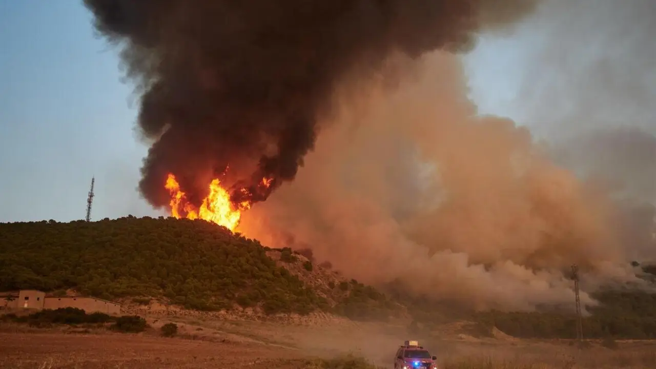 Bomberos contin&uacute;an los trabajos de extinci&oacute;n para sofocar el incendio, a 10 de agosto de 2025, en Carcastillo, Navarra