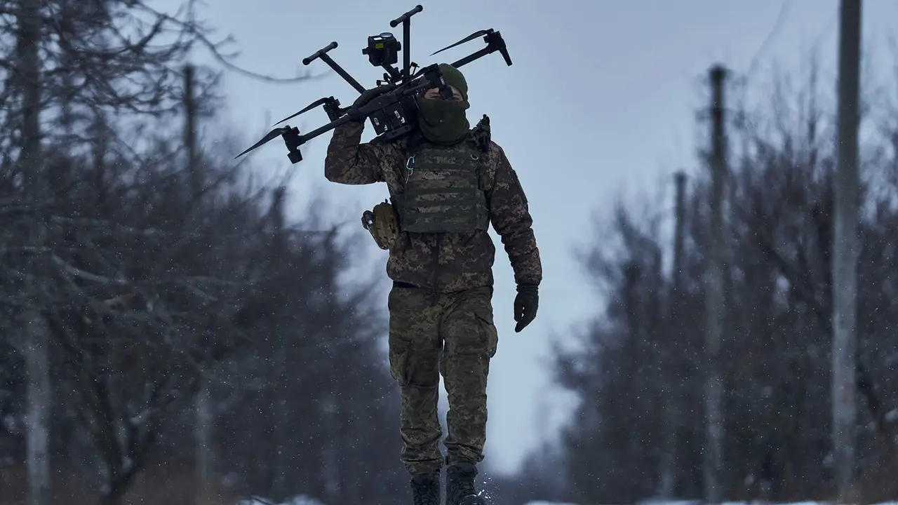 Un soldado ucraniano transporta un dron cerca de la l&iacute;nea del frente, cerca de Avdiivka, en la regi&oacute;n de Donetsk (Ucrania), el 17 de febrero de 2023. (The Atlantic/AP)