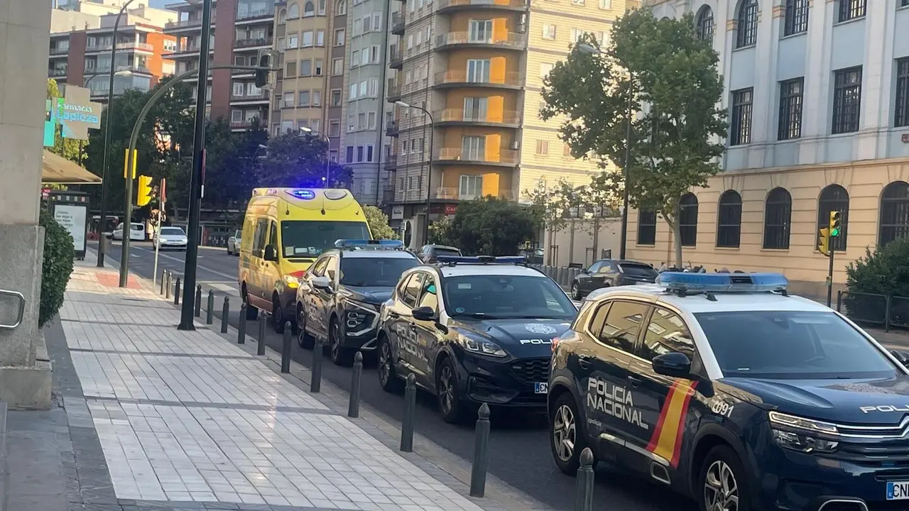 Imagen de las patrullas de polic&iacute;a y la ambulancia que acudieron tras el apu&ntilde;alamiento/ H.A.