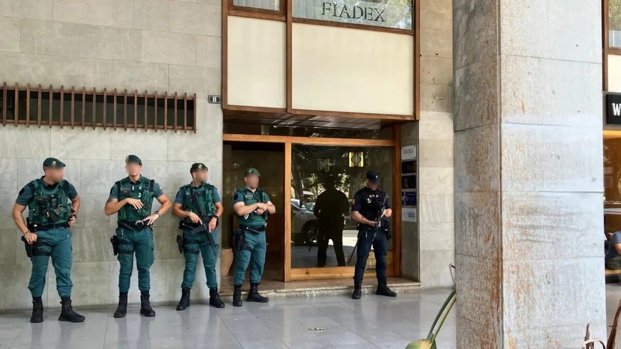 Agentes de la Guardia Civil y la Polic&iacute;a Nacional desplegados frente a un edificio en Palma en el marco de una operaci&oacute;n contra el blanqueo de capitales.