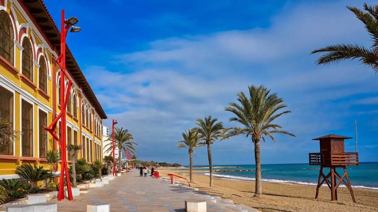 El pueblo con playas que hace sombra a Salou y Pe&ntilde;iscola: est&aacute; a 200 km de Zaragoza