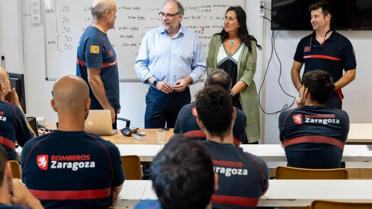 El alcalde accidental, Alfonso Mendoza, y la concejala de Educaci&oacute;n, Mayor y Barrios Rurales, Paloma Espinosa, visitan el Parque de Bomberos de Valle de Broto.
- AYUNTAMIENTO DE ZARAGOZA