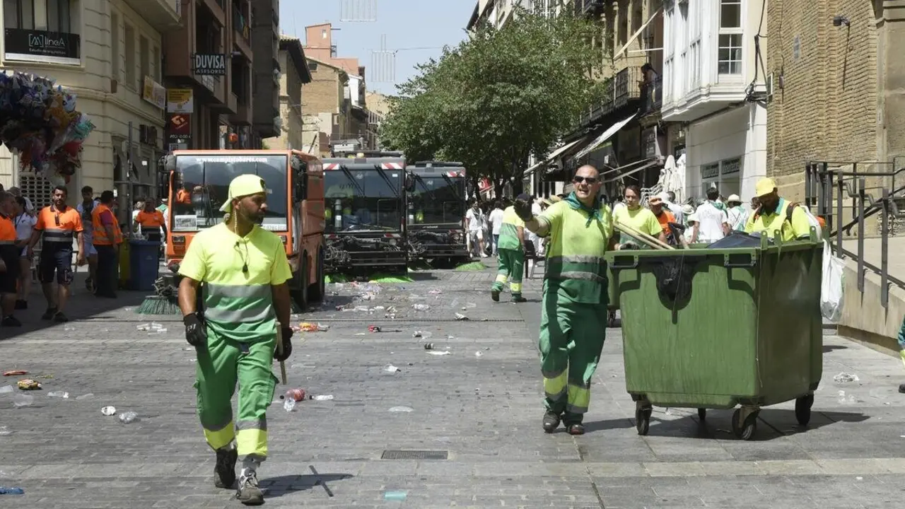 Personal del servicio de limpieza recogiendo basura en estos d&iacute;as de las Fiestas de San Lorenzo.
- AYUNTAMIENTO DE HUESCA