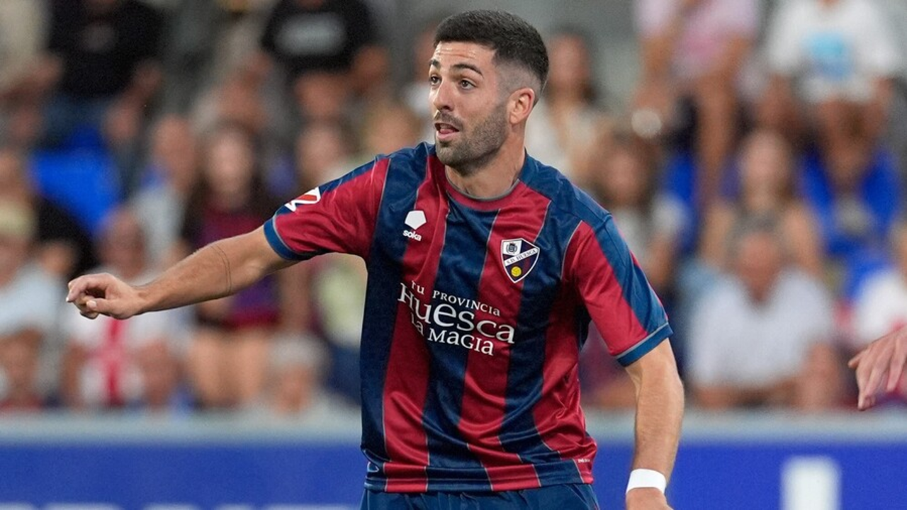 Unzueta con la camiseta de la SD Huesca / SDH