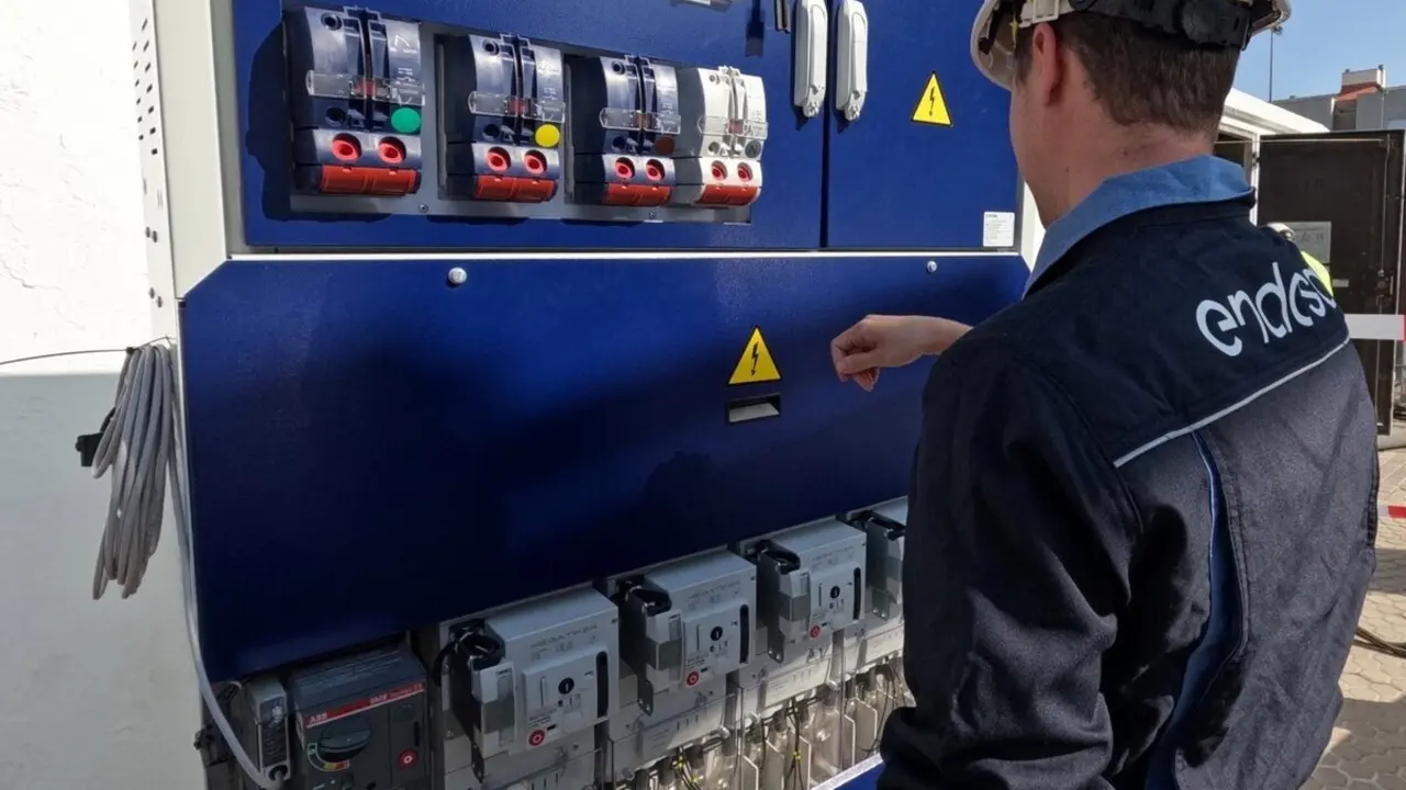 Trabajos de medici&oacute;n en una subestaci&oacute;n el&eacute;ctrica.
- ENDESA