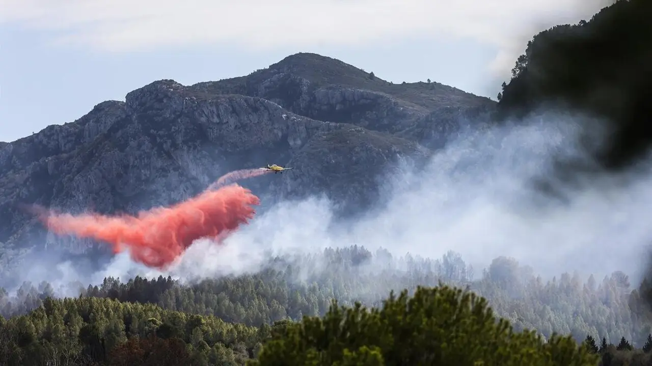 Archivo - Helic&oacute;pteros de los bomberos trabajan en labores de extinci&oacute;n del incendio forestal que comenz&oacute; en Simat, a 13 de septiembre de 2024, en Barcheta, Valencia, Comunidad Valenciana (Espa&ntilde;a).
- Rober Solsona - Europa Press - Archivo