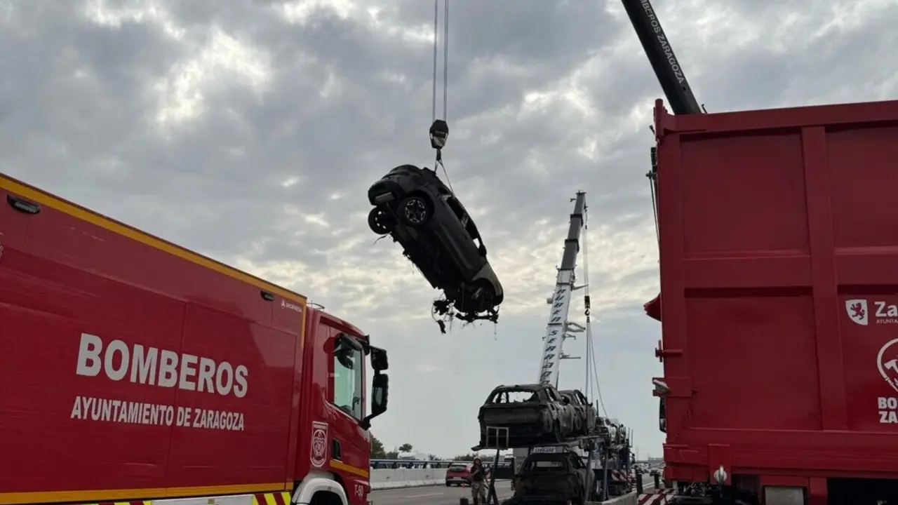 Los Bomberos extraen el veh&iacute;culo h&iacute;brido incendiado