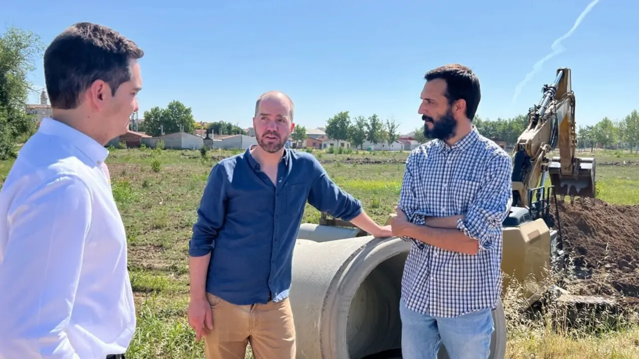El alcalde de Pina de Ebro, Pablo Blanquet; Will Hewes, responsable de gesti&oacute;n del agua de Amazon, Will Hewes, y el, secretario de la Comunidad de Regantes de Pina de Ebro, Pablo Sub&iacute;as, visitan las obras de la tuber&iacute;a.
- AWS