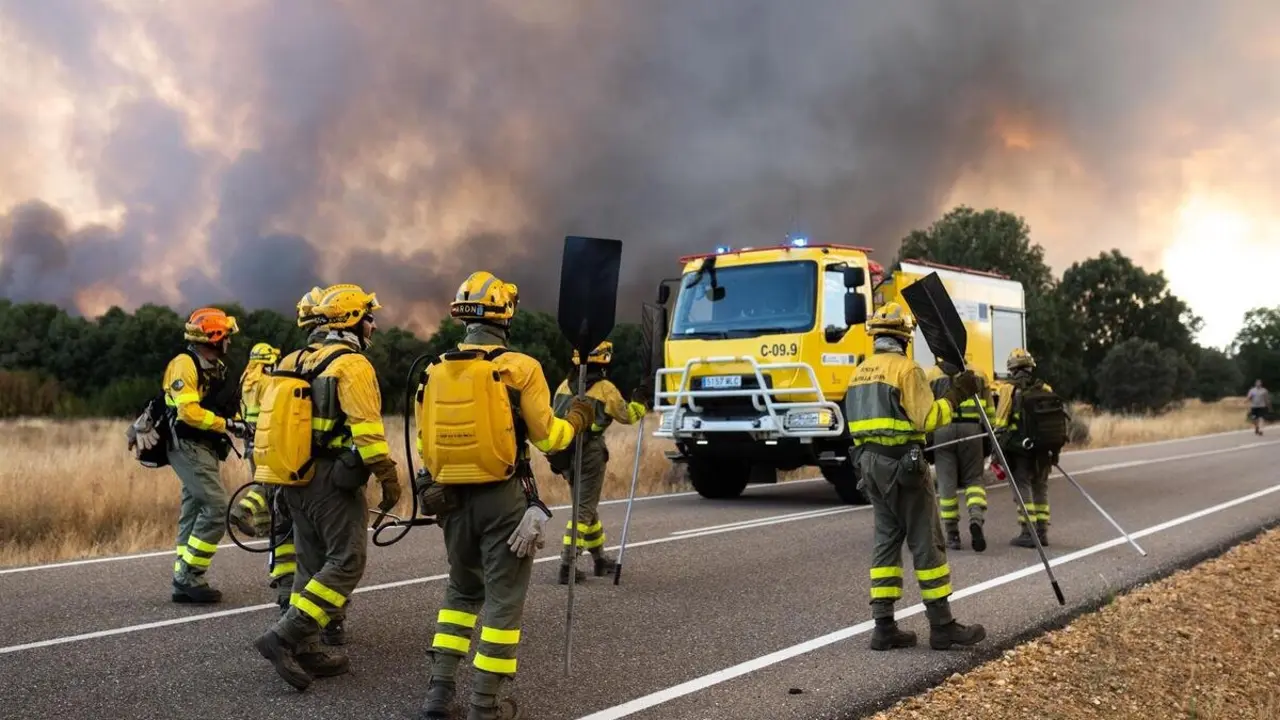 Bomberos trabajan para extinguir el incendio