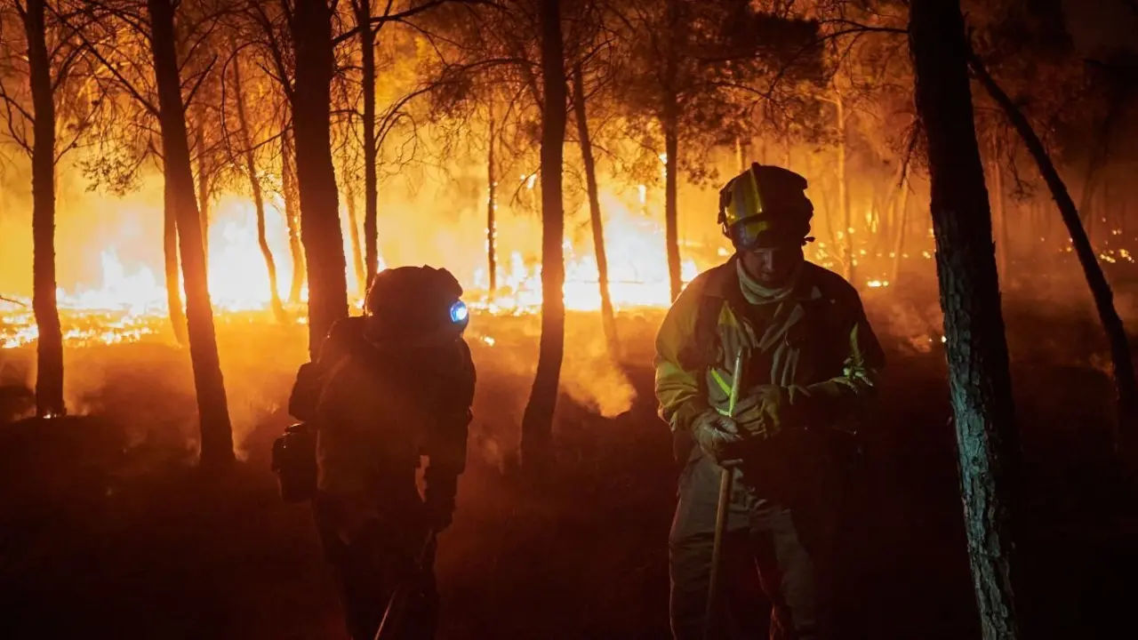 Espa&ntilde;a vive una jornada cr&iacute;tica por los incendios: tres muertos, miles de evacuados y once focos en nivel 2