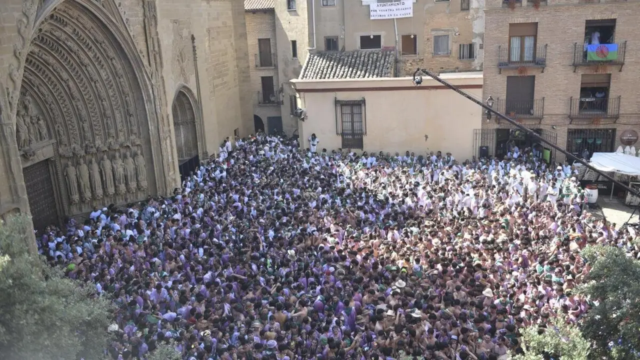 Centenares de personas durante el lanzamiento del cohete anunciador de las Fiestas de San Lorenzo 2025.
- Ver&oacute;nica Lacasa - Europa Press