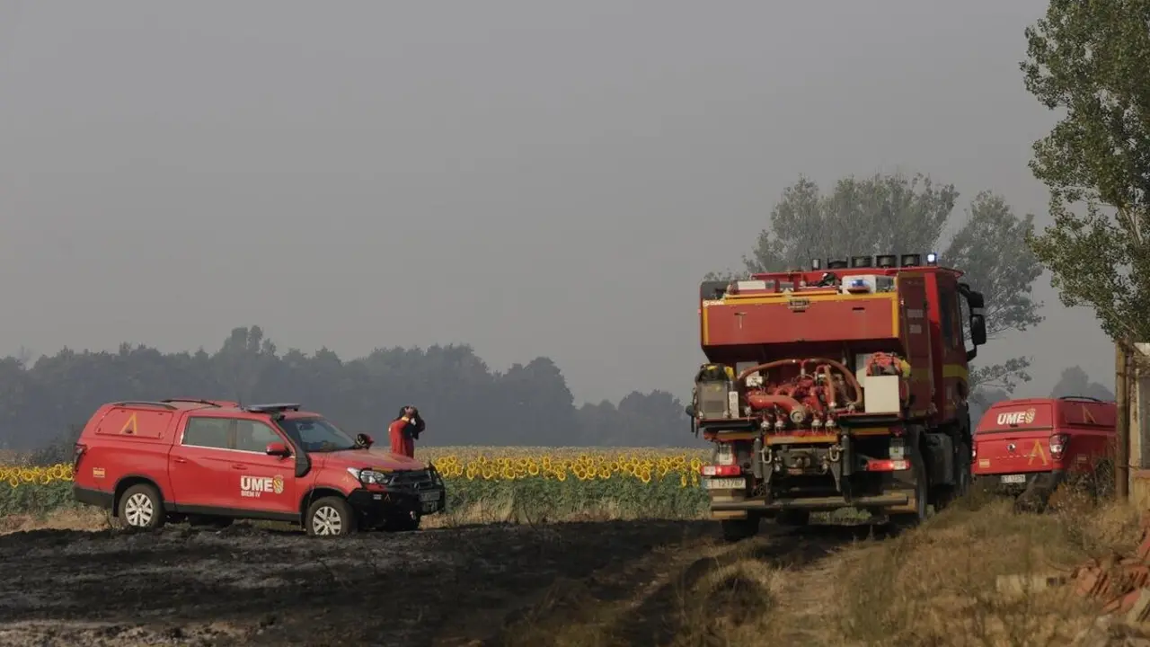 Furgonetas y camiones de la UME, en tierra quemada tras un incendio en tierra quemada, a 13 de agosto de 2025, en Quintana y Congosto, Le&oacute;n, Castilla y Le&oacute;n