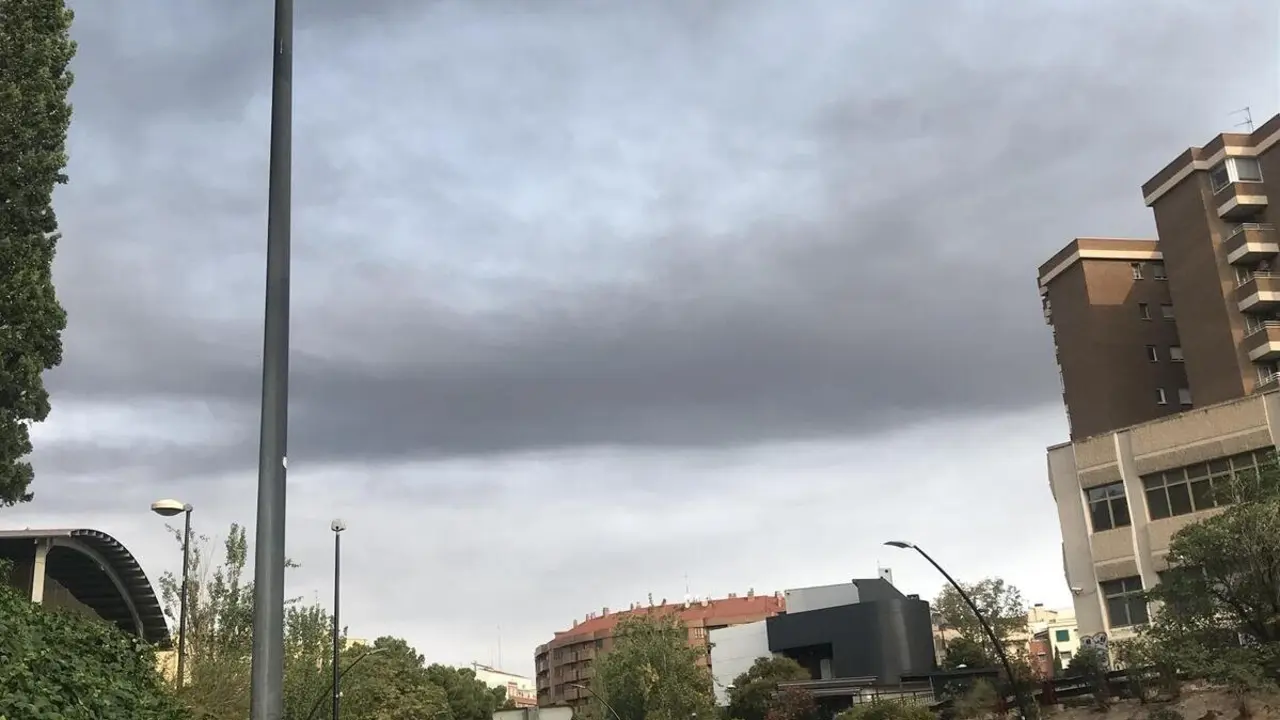 Columna de humo visible en Zaragoza debido a un incendio en una nave que almacena neum&aacute;ticos en el PTR.