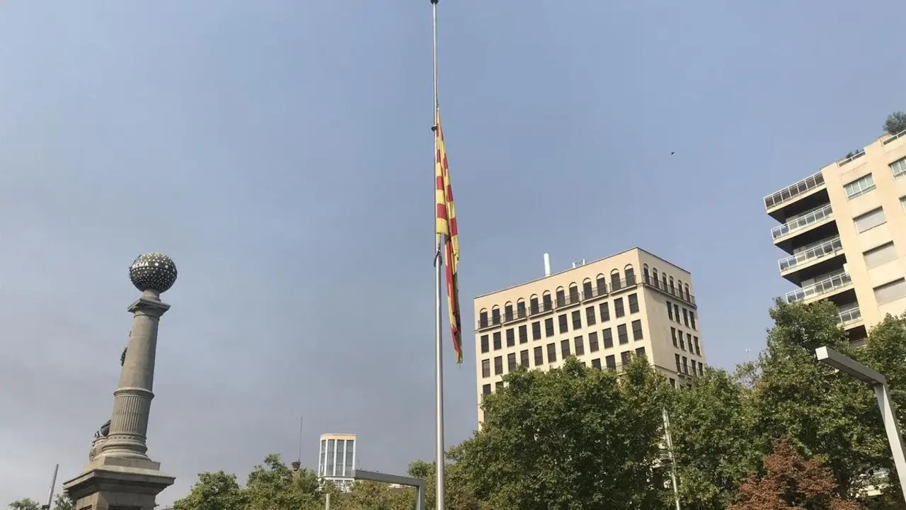 La bandera de Arag&oacute;n, en la plaza Arag&oacute;n de Zaragoza, ondea hasta media asta con cresp&oacute;n por la muerte del expresidente del Gobierno auton&oacute;mico, Javier Lamb&aacute;n.