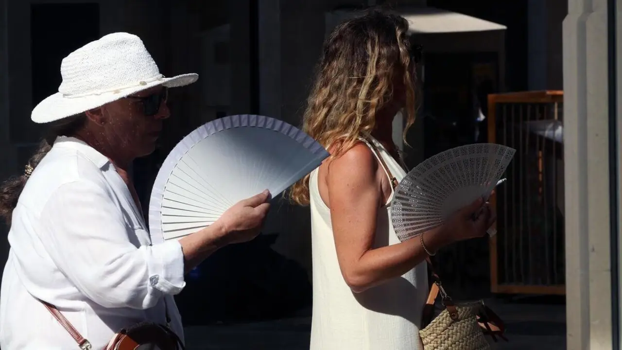 Viandantes soportan las altas temperaturas por las calles (1)