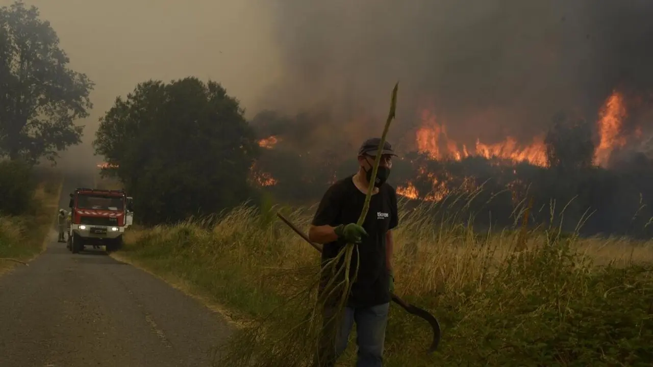 Vecinos y vecinas de Vilela mientras se acercan las llamas a la localidad, a 15 de agosto de 2025, en Vilela, Cualedro, Monterrei, Ourense, Galicia (Espa&ntilde;a).