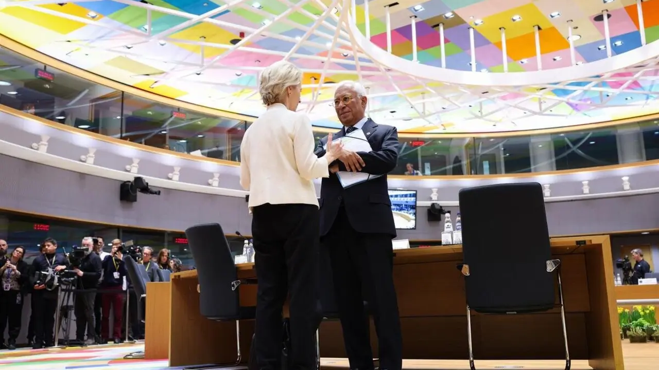 Los presidentes del Consejo Europeo y de la Comisi&oacute;n Europea, Ant&oacute;nio Costa y Ursula von der Leyen, conversan en la sala de reuniones de las cumbres de l&iacute;deres de la UE en Bruselas.