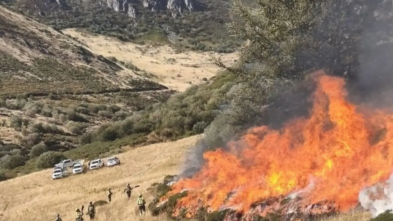 El operativo de '#INFOAR' del Gobierno de Arag&oacute;n mantiene su lucha contra el fuego en los montes de La U&ntilde;a (Le&oacute;n)
