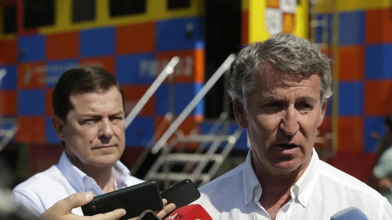 El presidente del Partido Popular, Alberto N&uacute;&ntilde;ez Feij&oacute;o (d), atiende a los medios, a 15 de agosto de 2025.